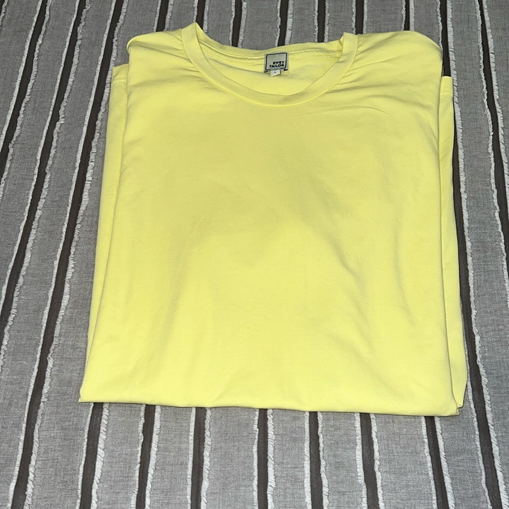 NWT MENS SIZE L SLIM FITTING YELLOW SWET TAILOR T-SHIRT